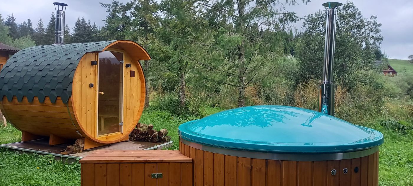 Vonkajšia sudová sauna a kúpacia kaďa